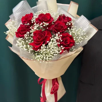 Букет «7 роз Эксплоэр и гипсофила»