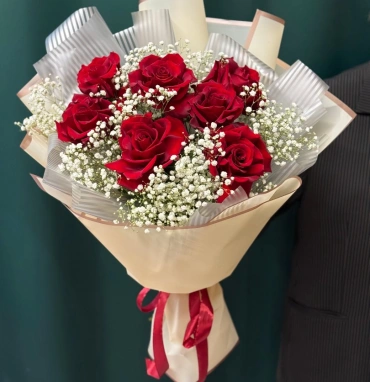 Букет «7 роз Эксплоэр и гипсофила»