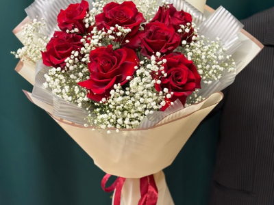 Букет «7 роз Эксплоэр и гипсофила»