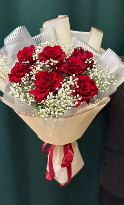 Букет «7 роз Эксплоэр и гипсофила»