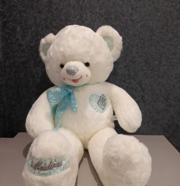 Мишка белый с голубым бантом