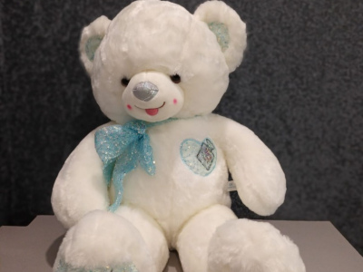 Мишка белый с голубым бантом