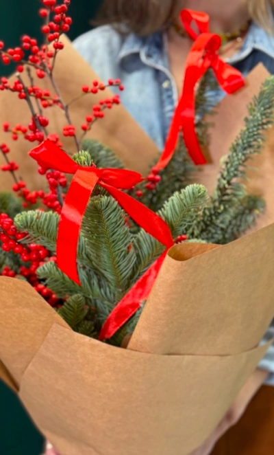 Букет «Зимний с нобилисом и илексом»