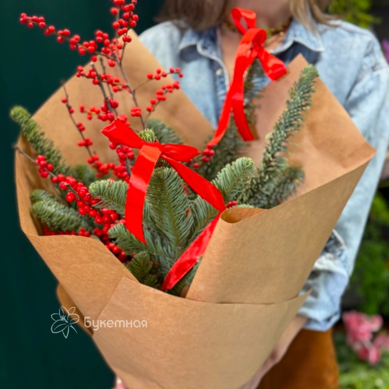 Букет &laquo;Зимний с нобилисом и илексом&raquo;