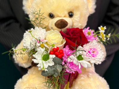 Композиция «Мишка с цветами»