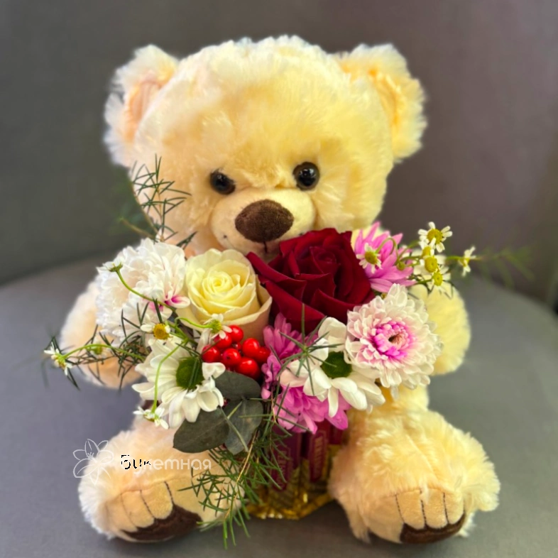 Композиция &laquo;Мишка с цветами&raquo;