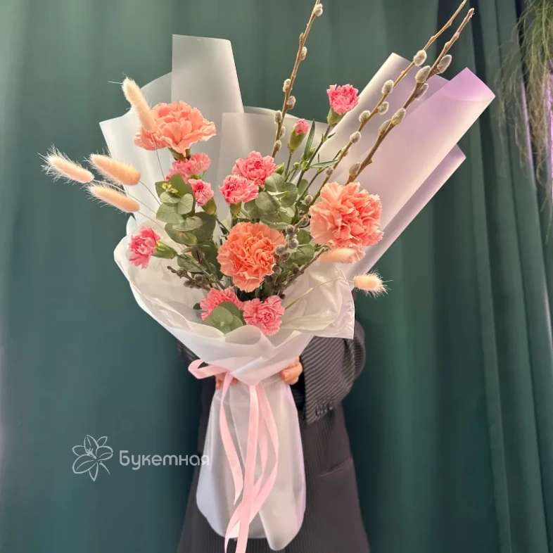 Букет &laquo;Верба и диантусы&raquo;