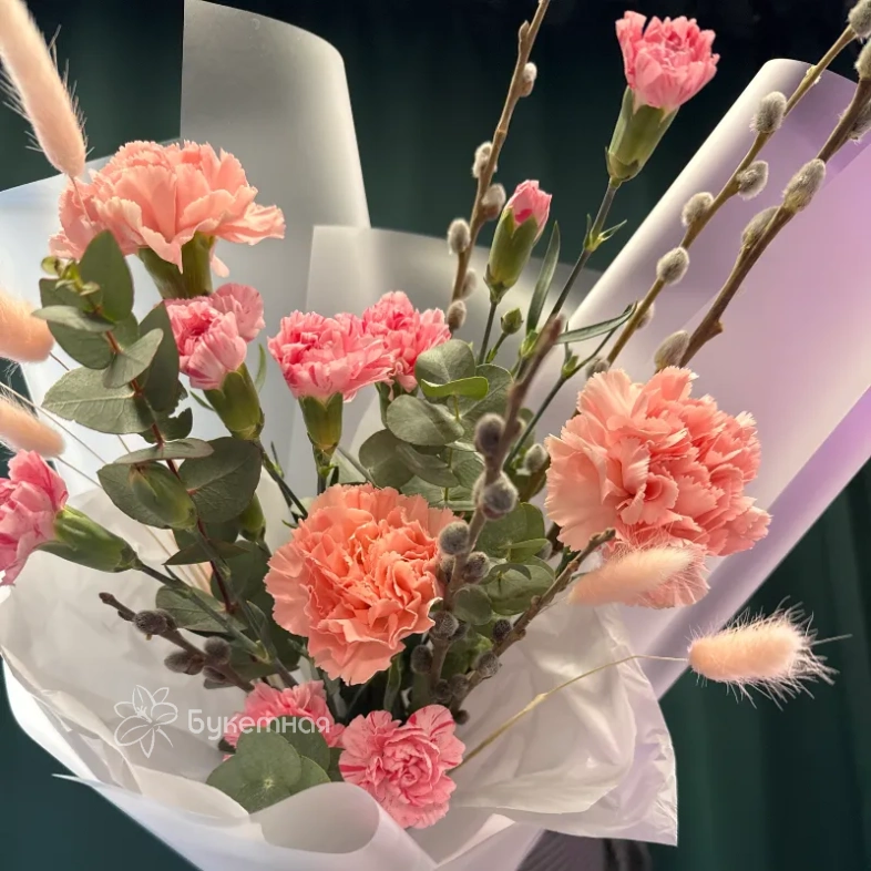 Букет &laquo;Верба и диантусы&raquo;