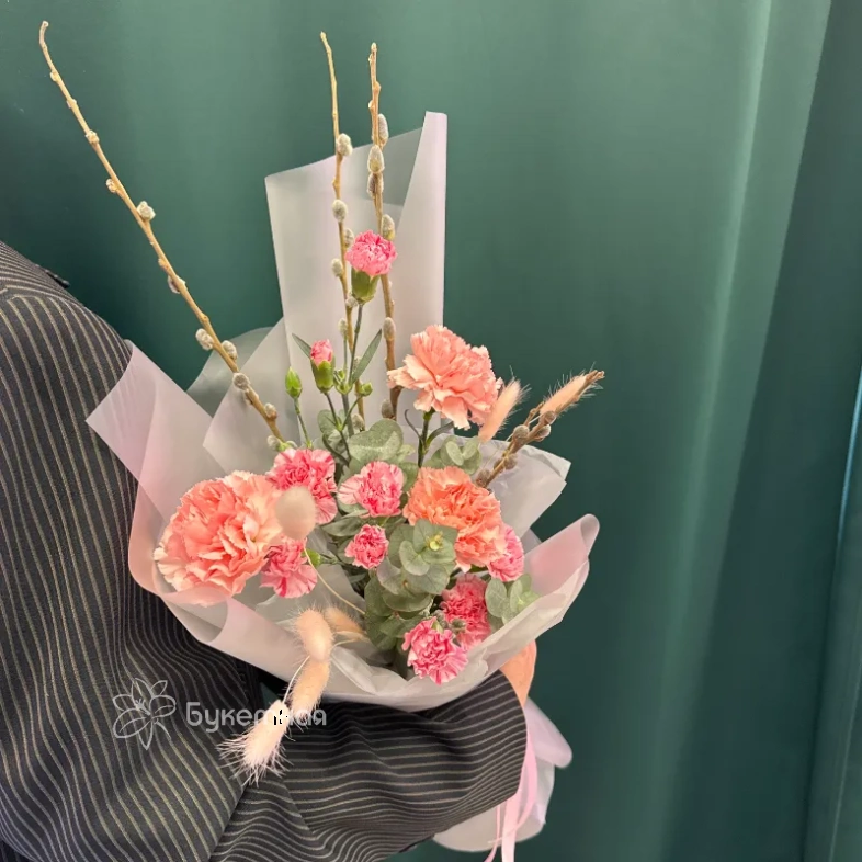 Букет &laquo;Верба и диантусы&raquo;